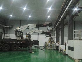 120噸重注塑機(jī)車間內(nèi)吊裝就位-廣州搬家公司，廣州設(shè)備搬運(yùn)公司，廣州吊裝公司，支點(diǎn)搬運(yùn)公司