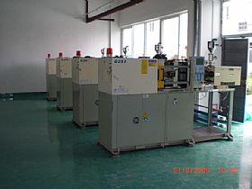 塑膠機(jī)定位-廣州搬家公司，廣州設(shè)備搬運(yùn)公司，廣州吊裝公司，支點(diǎn)搬運(yùn)公司