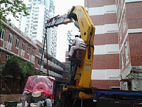 核磁共振機(jī)吊裝-廣州搬家公司，廣州設(shè)備搬運(yùn)公司，廣州吊裝公司，支點(diǎn)搬運(yùn)公司