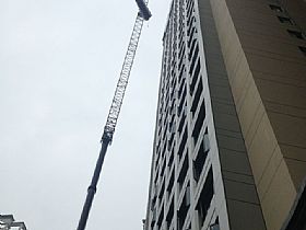 10噸空調(diào)機(jī)組吊至118米高_(dá)廣州搬家公司，廣州設(shè)備搬運(yùn)公司，廣州吊裝公司，支點(diǎn)搬運(yùn)公司