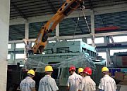 800噸廣鍛沖床底座吊裝下坑就位_廣州搬家公司，廣州設(shè)備搬運(yùn)公司，廣州吊裝公司，支點(diǎn)搬運(yùn)公司