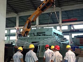 800噸廣鍛沖床底座吊裝下坑就位_廣州搬家公司，廣州設(shè)備搬運(yùn)公司，廣州吊裝公司，支點(diǎn)搬運(yùn)公司