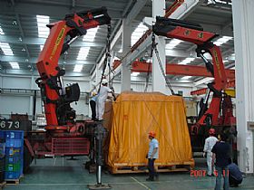 2臺隨車吊作業(yè)中-廣州搬家公司，廣州設(shè)備搬運公司，廣州吊裝公司，支點搬運公司