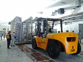寶潔公司冷水機吊裝、移位、就位-廣州搬家公司，廣州設(shè)備搬運公司，廣州吊裝公司，支點搬運公司