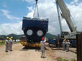105噸重鍋爐吊裝卸車_廣州搬家公司，廣州設(shè)備搬運(yùn)公司，廣州吊裝公司，支點(diǎn)搬運(yùn)公司