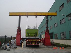 一組龍門吊作業(yè)中_廣州搬家公司，廣州設(shè)備搬運公司，廣州吊裝公司，支點搬運公司