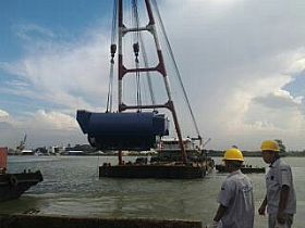 海上浮吊吊裝105噸重進口鍋爐_廣州搬家公司，廣州設備搬運公司，廣州吊裝公司，支點搬運公司