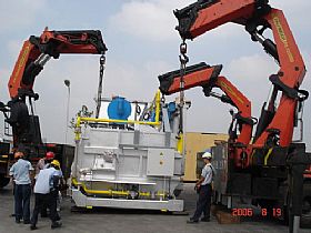 3臺隨車吊作業(yè)中-廣州搬家公司，廣州設(shè)備搬運公司，廣州吊裝公司，支點搬運公司