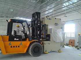 機(jī)動(dòng)叉車搬運(yùn)沖床_廣州搬家公司，廣州設(shè)備搬運(yùn)公司，廣州吊裝公司，支點(diǎn)搬運(yùn)公司