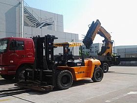 50噸隨車吊，10噸叉車_廣州搬家公司，廣州設(shè)備搬運(yùn)公司，廣州吊裝公司
