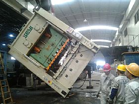 協(xié)易400噸沖床吊裝_廣州搬家公司，廣州設(shè)備搬運公司，廣州吊裝公司，支點搬運公司