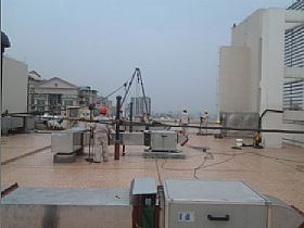 華僑醫(yī)院住院部19樓樓頂扒桿吊法-廣州搬家公司，廣州設(shè)備搬運公司，廣州吊裝公司，支點搬運公司