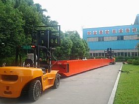 2輛10噸叉車抬運(yùn)超長(zhǎng)設(shè)備_廣州搬家公司，廣州設(shè)備搬運(yùn)公司，廣州吊裝公司，支點(diǎn)搬運(yùn)公司