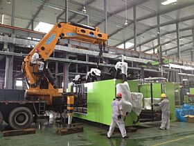 1500噸注塑機(jī)吊裝_廣州搬家公司，廣州設(shè)備搬運(yùn)公司，廣州吊裝公司，支點(diǎn)搬運(yùn)公司