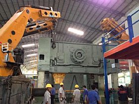 3臺160噸隨車吊抬吊安裝800噸廣鍛沖床上橫梁_廣州搬家公司，廣州設(shè)備搬運(yùn)公司，廣州吊裝公司，支點(diǎn)搬運(yùn)公司