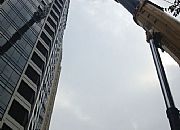 10噸空調(diào)機(jī)組吊上30樓頂_廣州搬家公司，廣州設(shè)備搬運(yùn)公司，廣州吊裝公司，支點(diǎn)搬運(yùn)公司