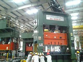 美的廠沖床車間內(nèi)吊裝_廣州搬家公司，廣州設(shè)備搬運公司，廣州吊裝公司，支點搬運公司