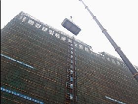 我公司500噸吊機吊裝熱水鍋爐_廣州搬家公司，廣州設(shè)備搬運公司，廣州吊裝公司，支點搬運公司